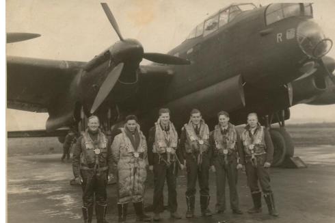 Stan Isham (2nd from right) and his crew-mates in front of aircraft DV274 (JO-R) of 463(RAAF) Squadron.